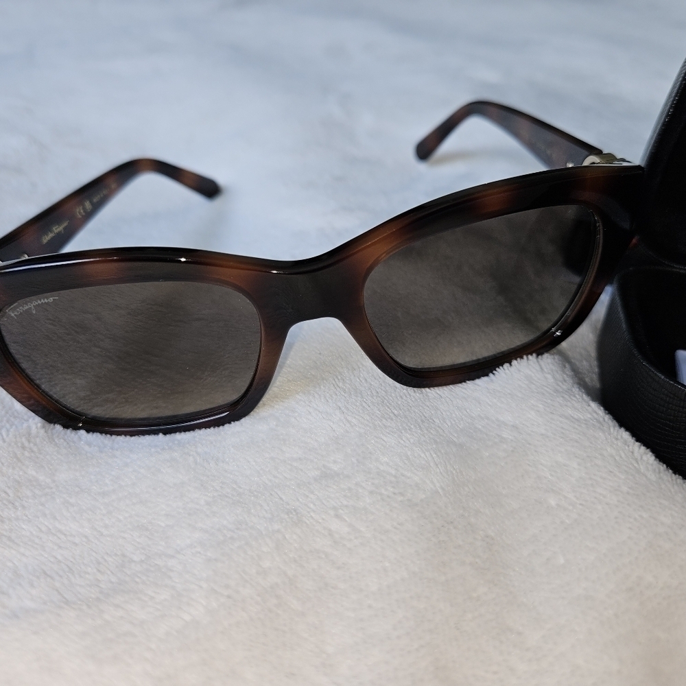 Ferragamo Sunglasses women's - Picture 2 of 7